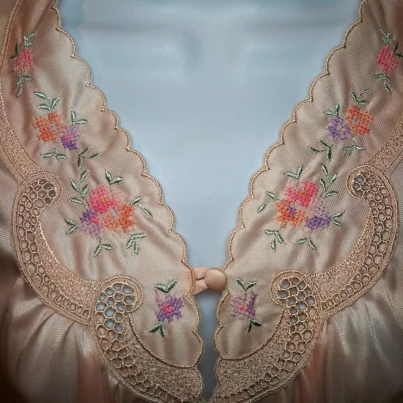 Vintage Late 1970-80's  Lorraine Pale Pink Floral Embroidered Nylon Robe - Picture 4 of 9